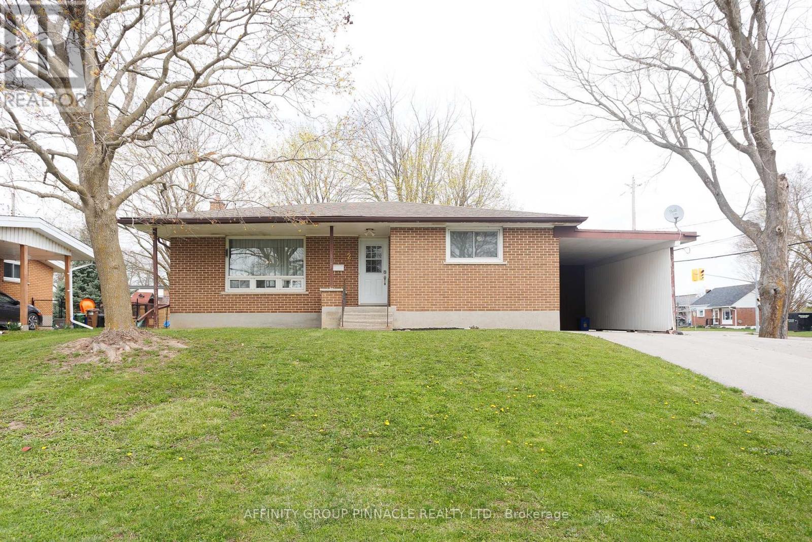 2 MAPLE CRESCENT, kawartha lakes (lindsay), Ontario