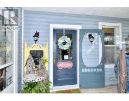 60 QUEEN STREET, selwyn, Ontario