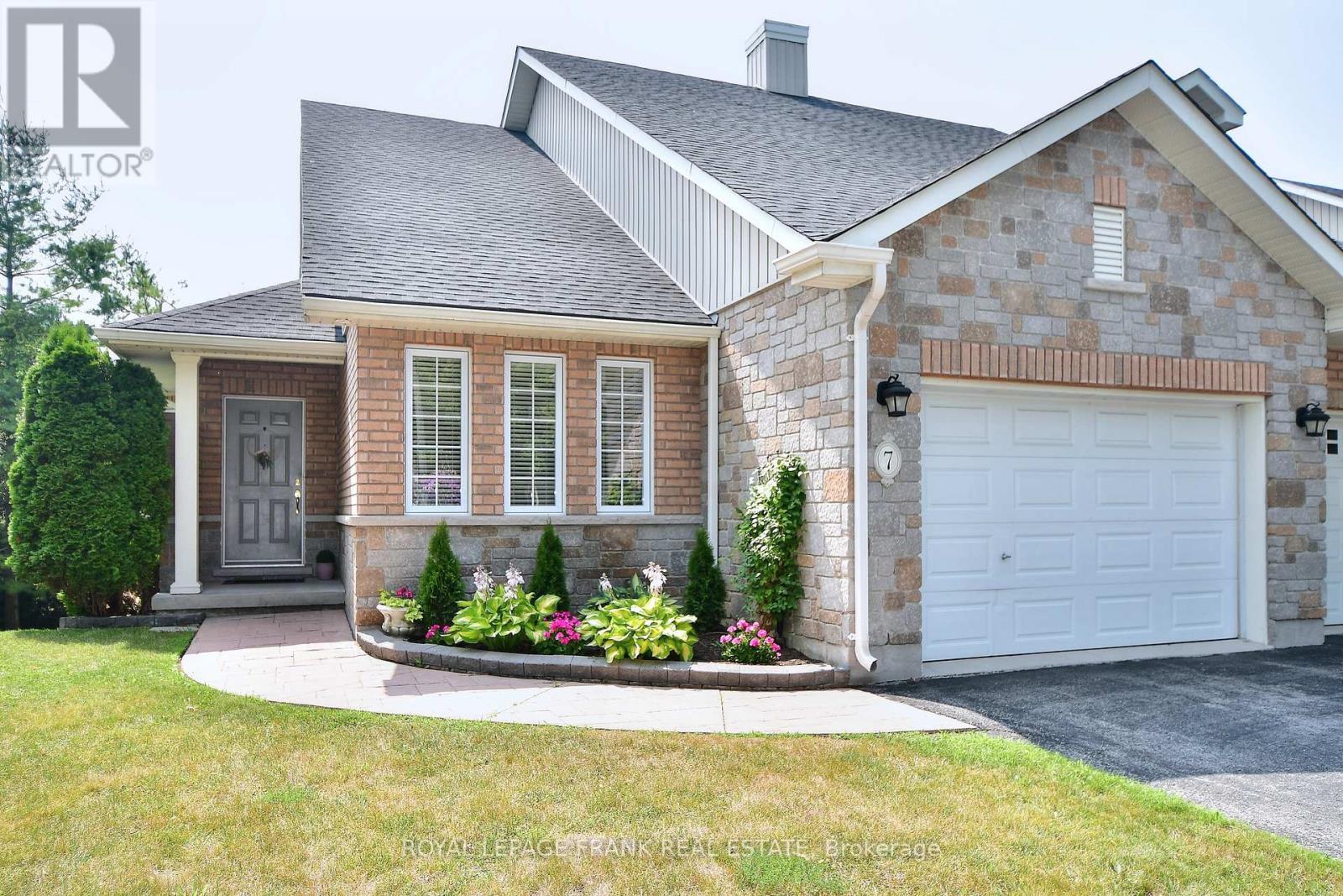7 VILLAGE CRESCENT, peterborough west (south), Ontario