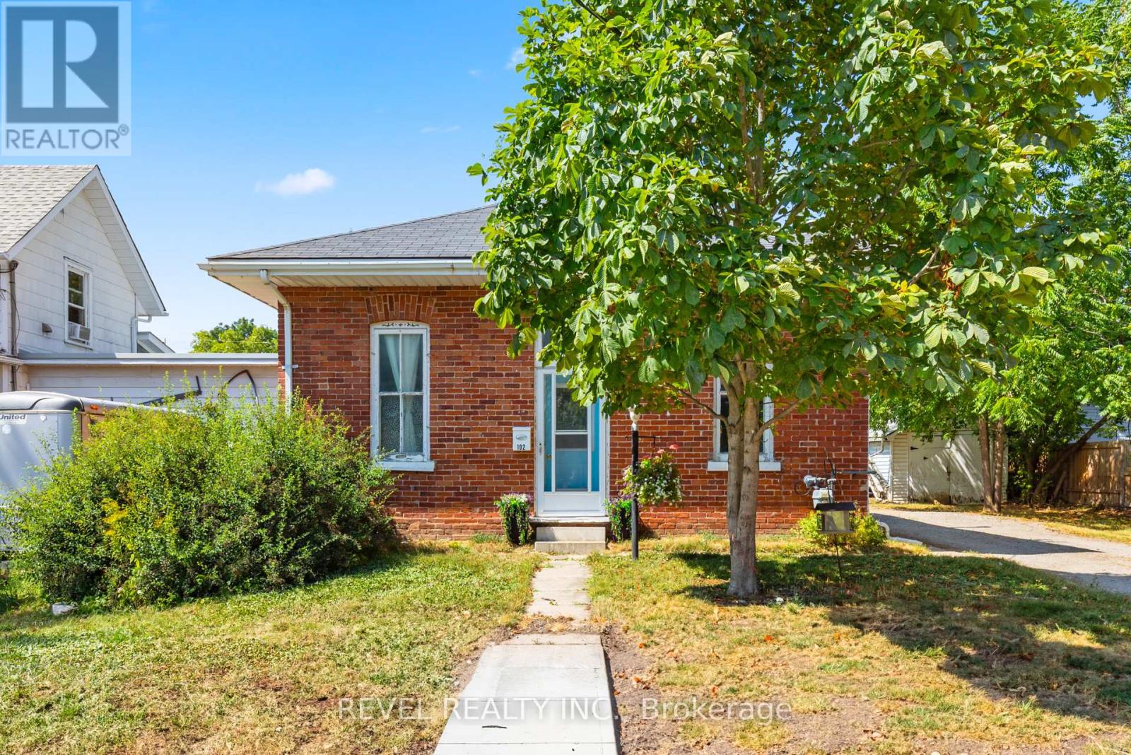 102 KING STREET, kawartha lakes (lindsay), Ontario