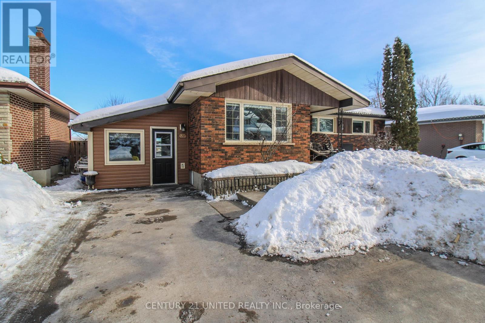 1203 EDMISON DRIVE, peterborough (northcrest ward 5), Ontario