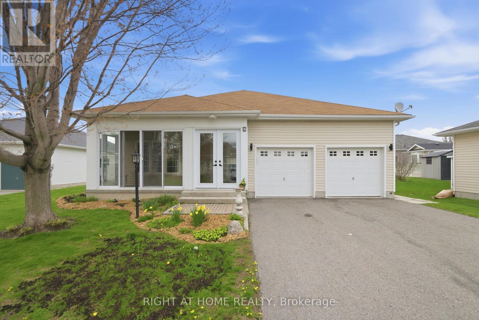 5 PARK PLACE LANE, clarington (newcastle), Ontario